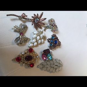 A lot of eight vintage brooches